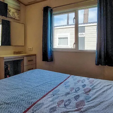 Beautiful Stacaravan Saint-Julien-en-Born