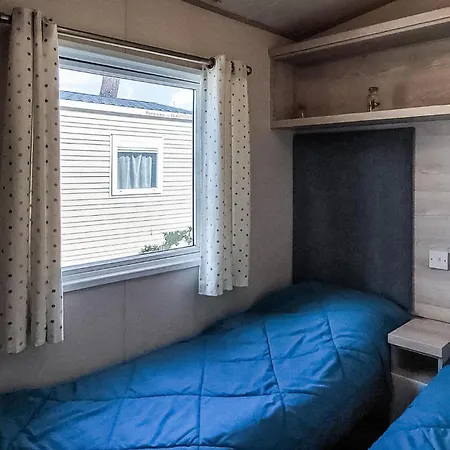 Beautiful Stacaravan Saint-Julien-en-Born