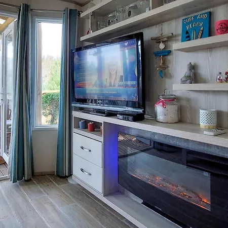 Beautiful Stacaravan Saint-Julien-en-Born