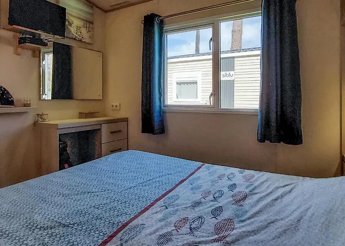 Beautiful Stacaravan Saint-Julien-en-Born